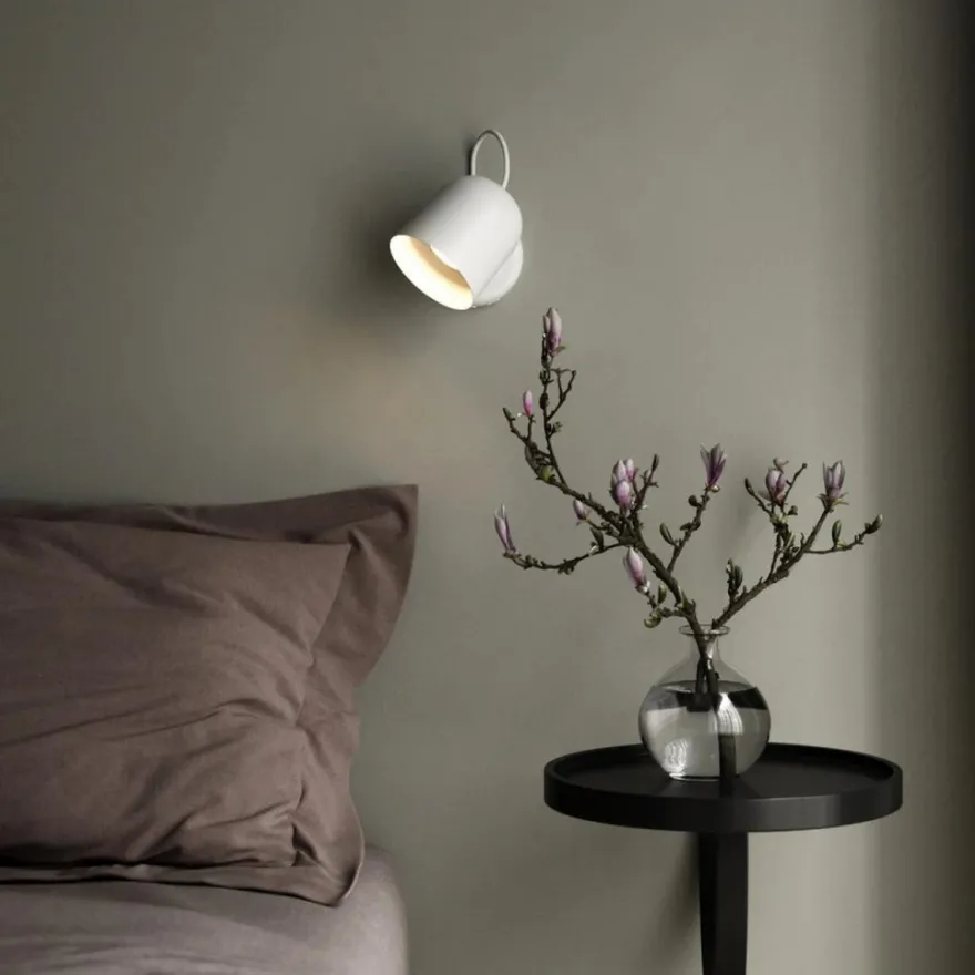 Angle vegglampe med USB - Hvit