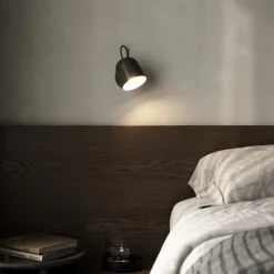 Angle vegglampe med USB - Svart