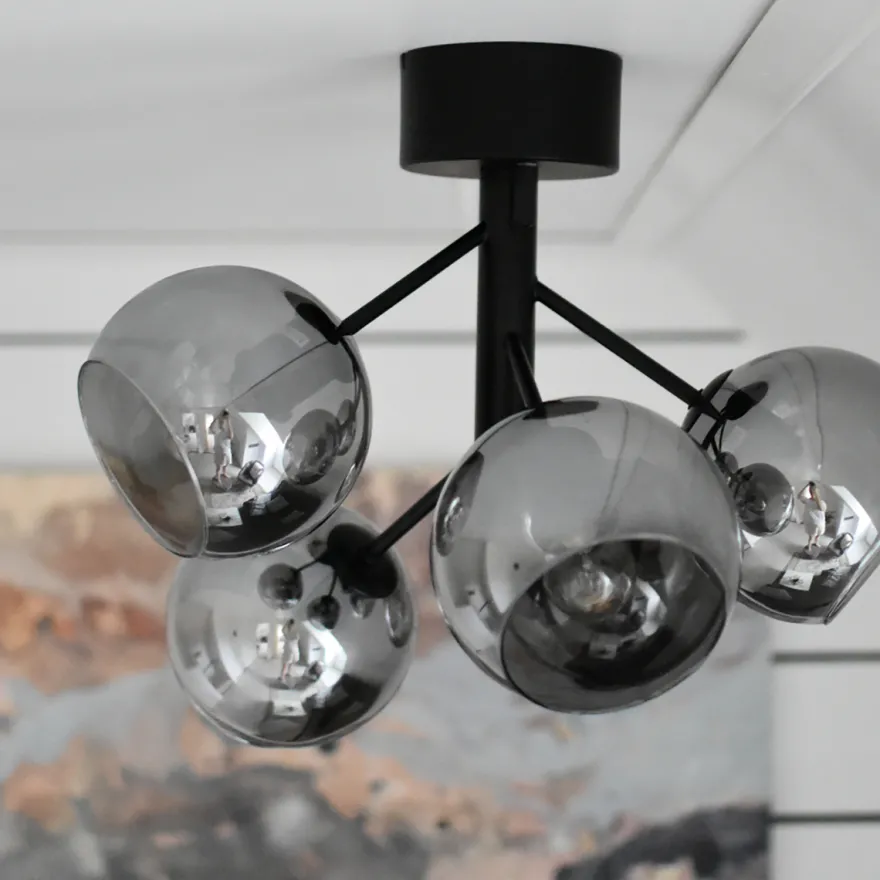 Atom taklampe - Svart/Røykfarget