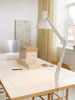 Jensen bordlampe m/bordklemme og veggfeste - Hvit