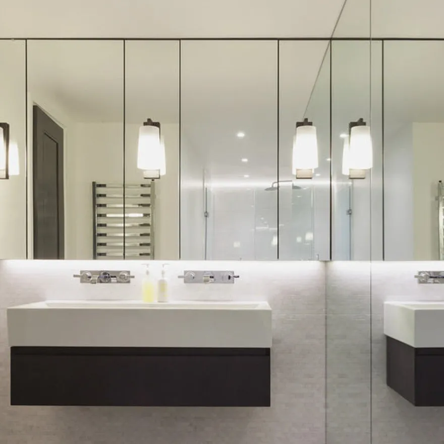 Lago 280 vegglampe IP44 - Bronse/Opal glass skjerm