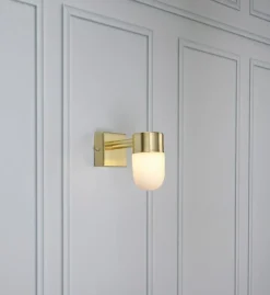Menton vegglampe IP44 - Messing/opalhvit - Messing / Opal