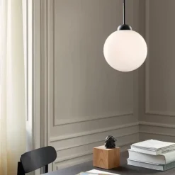 Nuura Apiales 1 taklampe - Satin svart/ opal