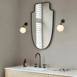 Nuura Apiales vegglampe - direkte montering - Svart/Opal
