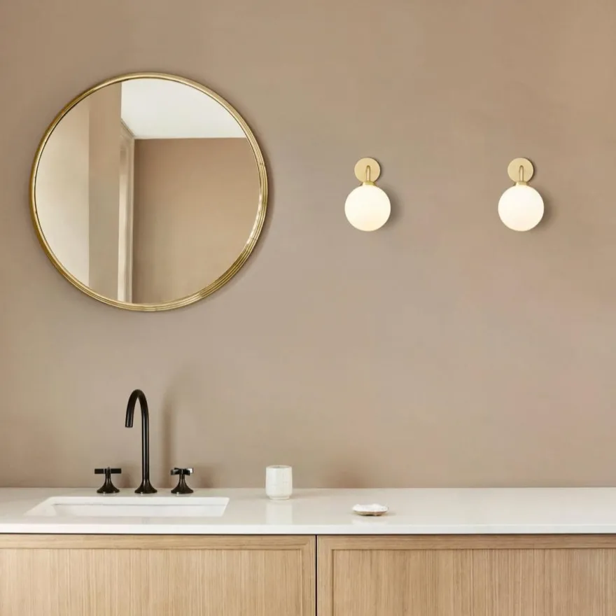 Nuura Apiales vegglampe - direkte montering - messing/Opal