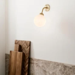 Nuura Apiales vegglampe - direkte montering - messing/Opal