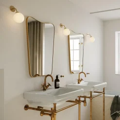 Nuura Apiales vegglampe - direkte montering - messing/Opal