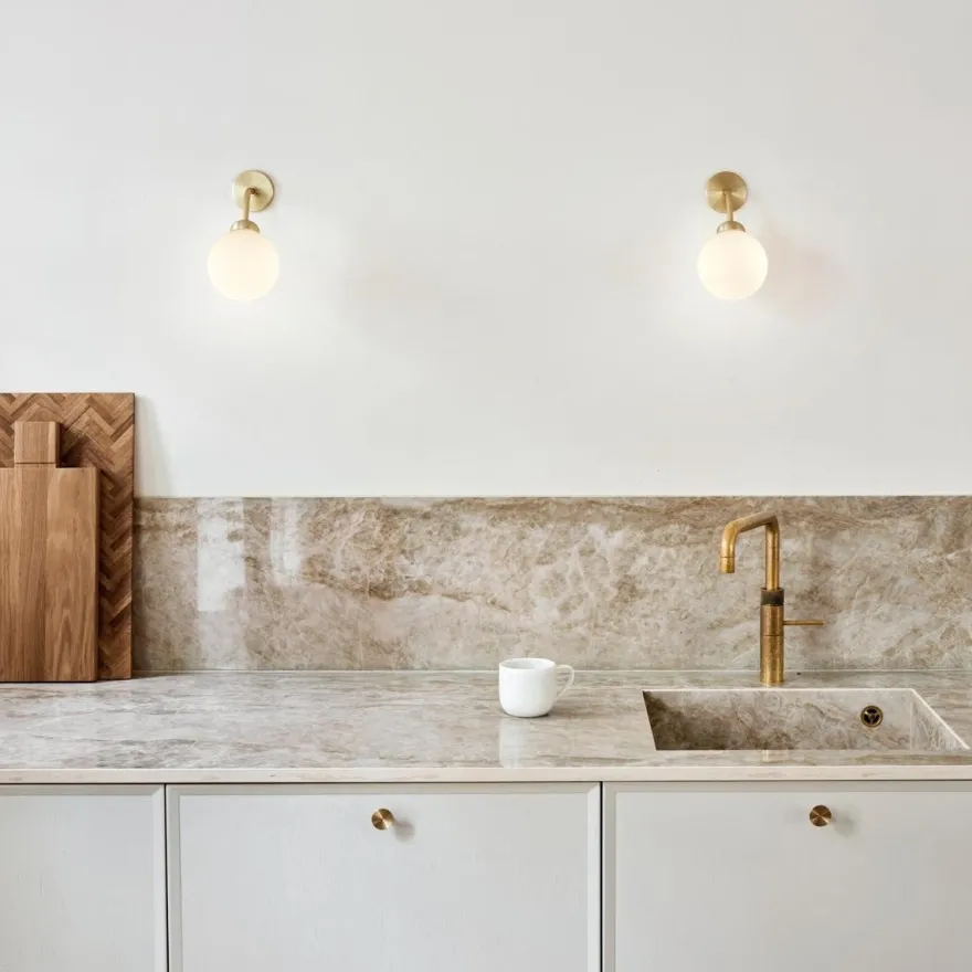 Nuura Apiales vegglampe - direkte montering - messing/Opal