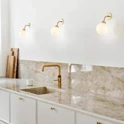 Nuura Apiales vegglampe - messing/Opal