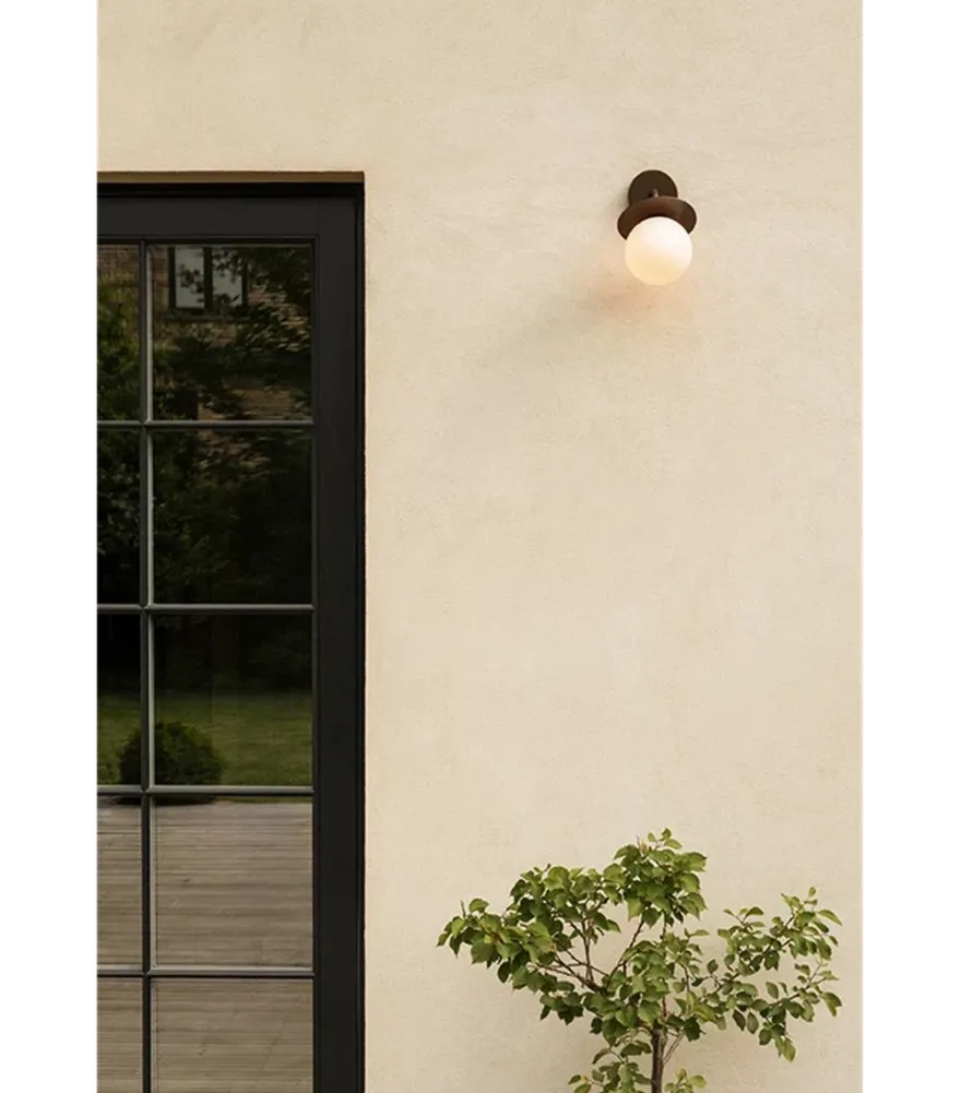 Nuura Liila utendørslampe - bronse/opal