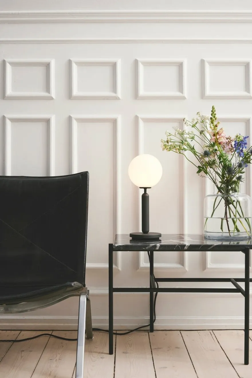Nuura Miira bordlampe svart / opal