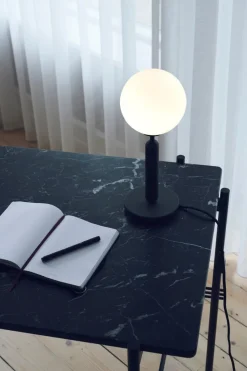 Nuura Miira bordlampe svart / opal
