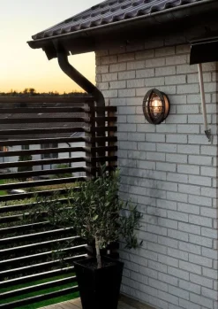 Oden vegglampe utendørs IP23 m/stikkontakt - Svart/klart glass