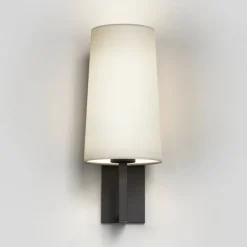 Riva 350 vegglampe IP44 med skjerm