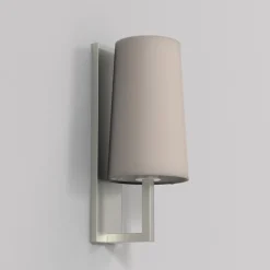 Riva 350 vegglampe IP44 med skjerm